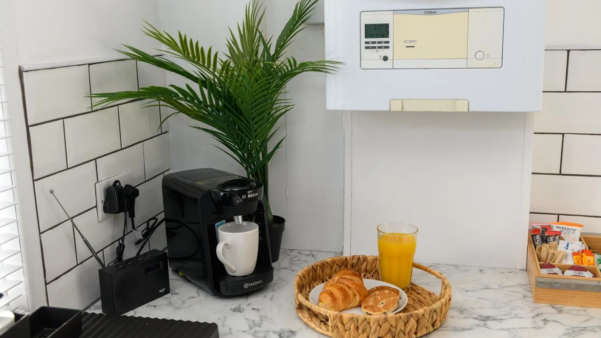 Asher Suite By Koya Homes - 2-Bedroom Home, Downtown Barry, Free Parking Barry