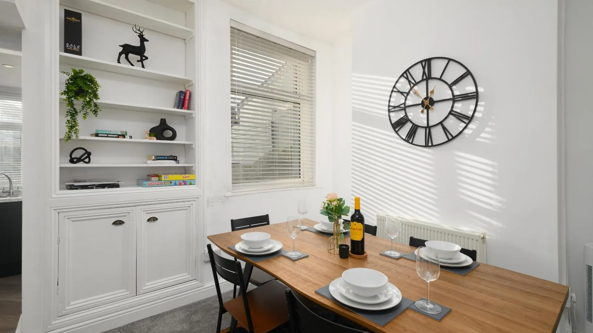 Holiday home Asher Suite By Koya Homes - 2-Bedroom Home, Downtown Barry, Free Parking